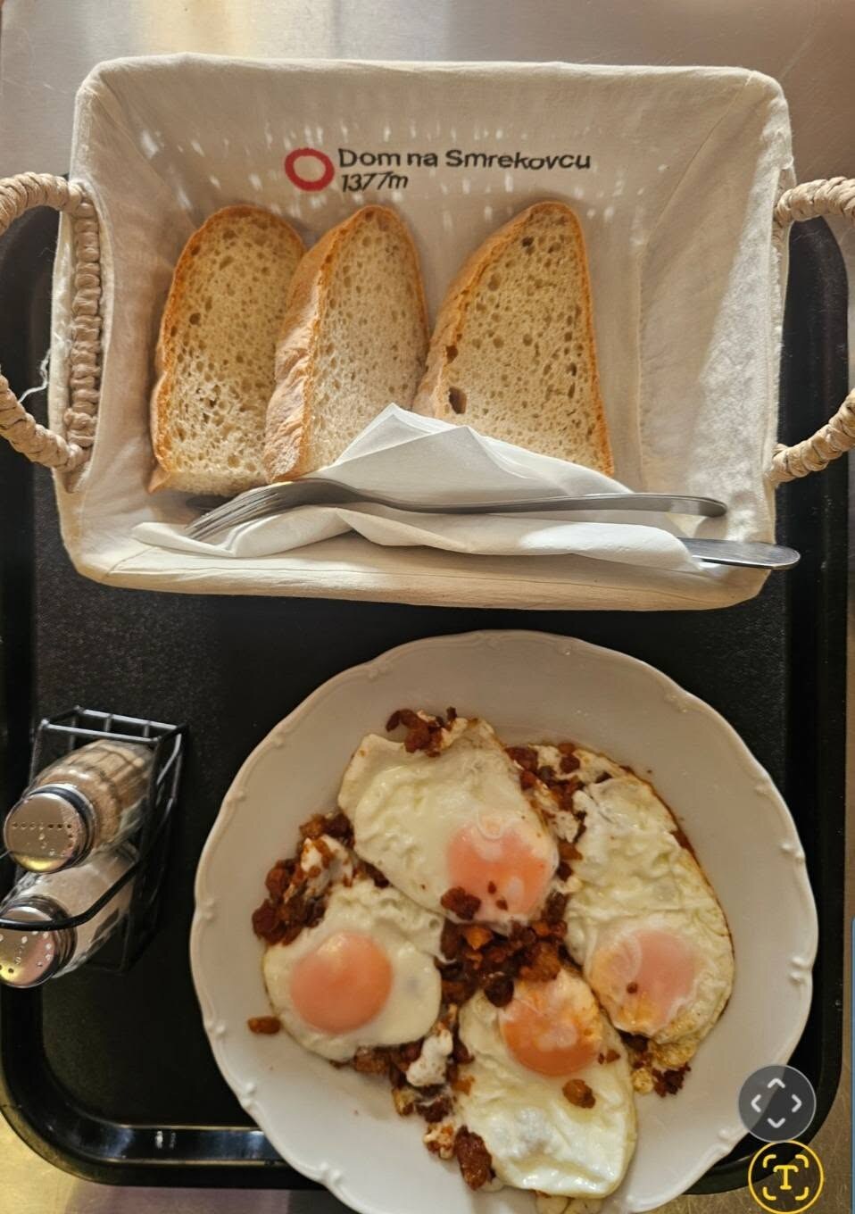 Štiri jajca na oko s kruhom v košarici