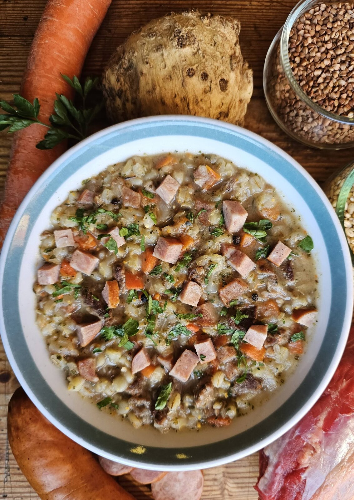 Smrekovški pisker z žiti, zelenjavo in mesom
